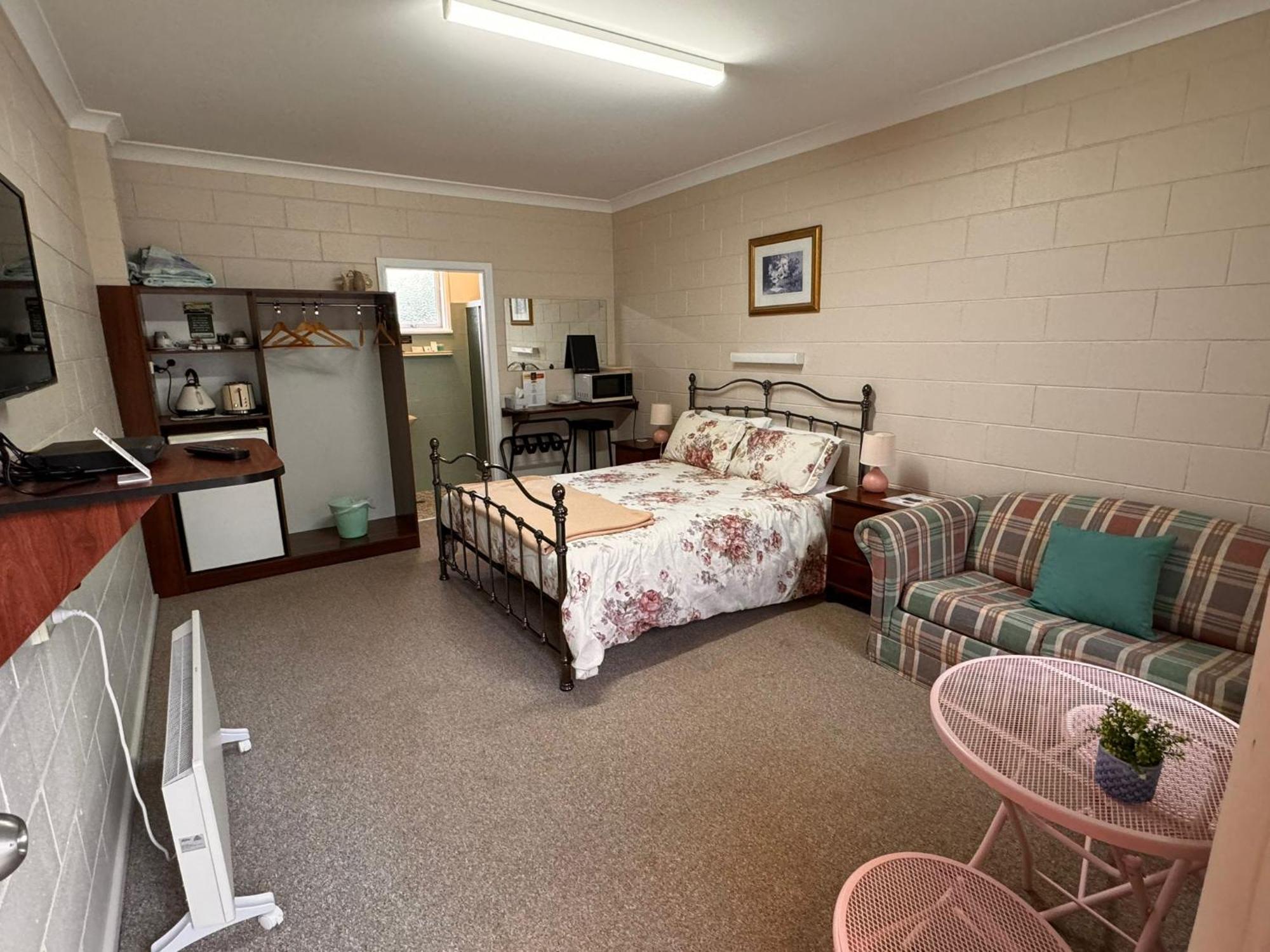 Alpine Country Motel Plus Free Coffee Cooma Bagian luar foto