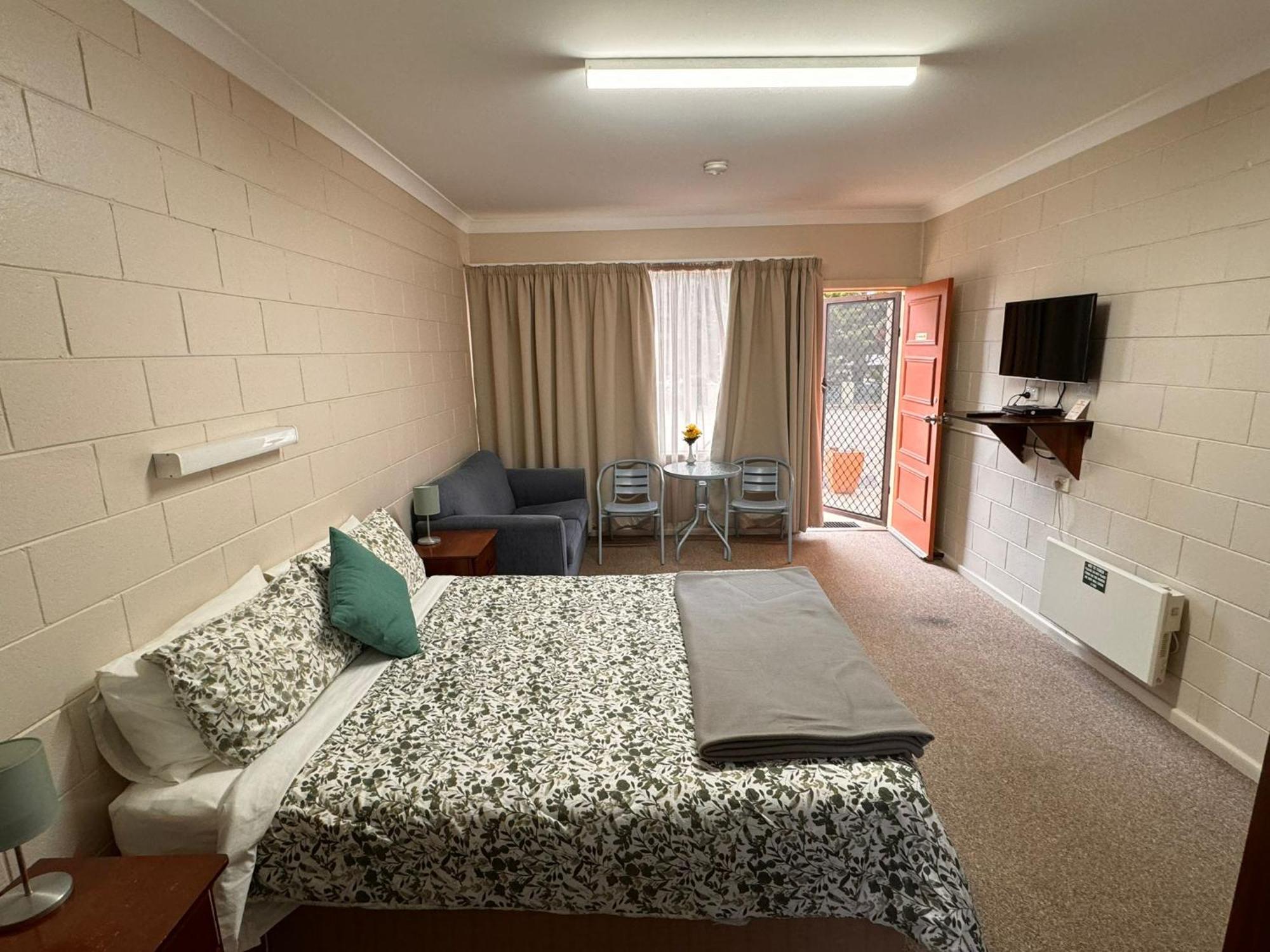 Alpine Country Motel Plus Free Coffee Cooma Bagian luar foto