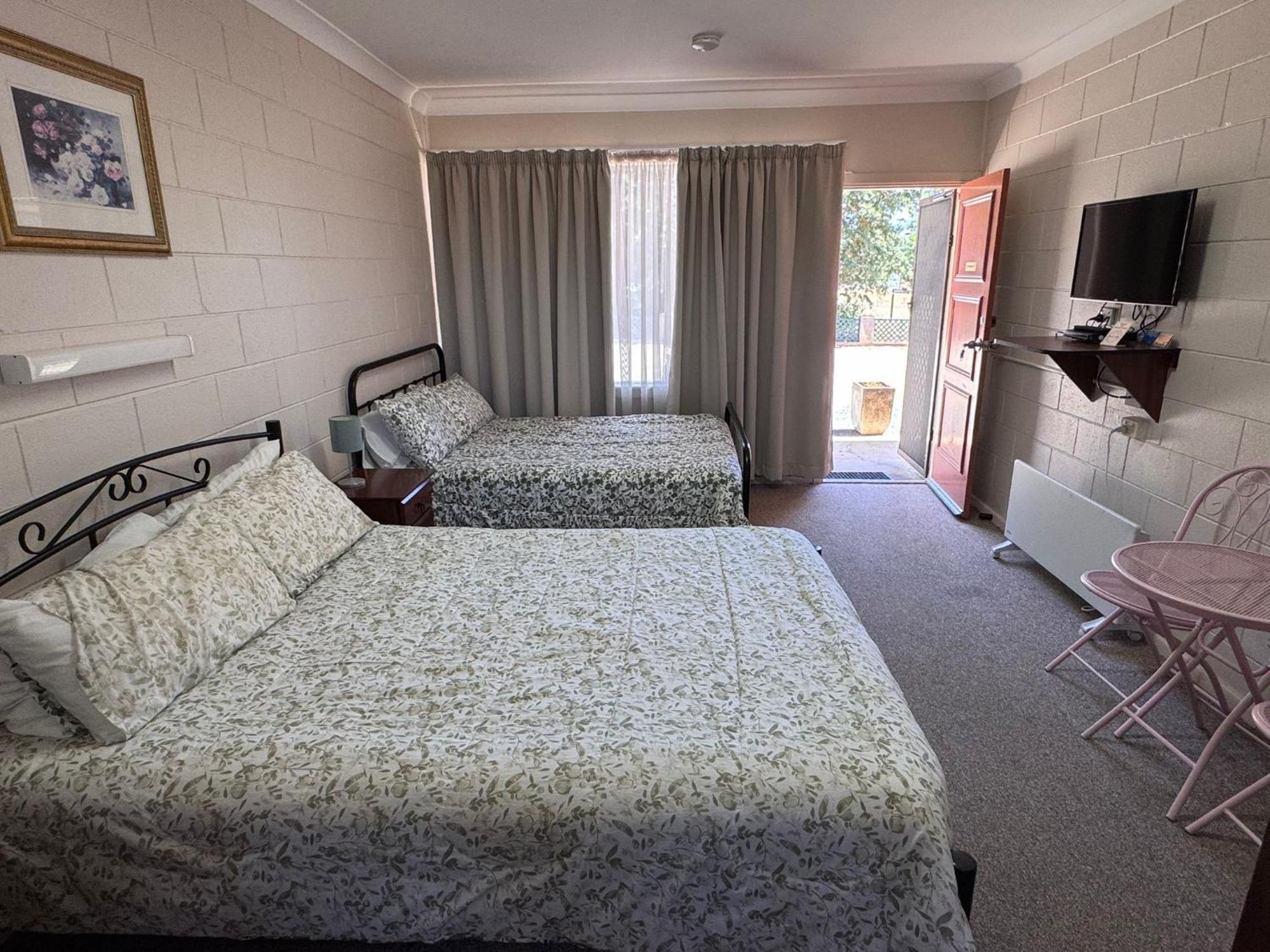 Alpine Country Motel Plus Free Coffee Cooma Bagian luar foto