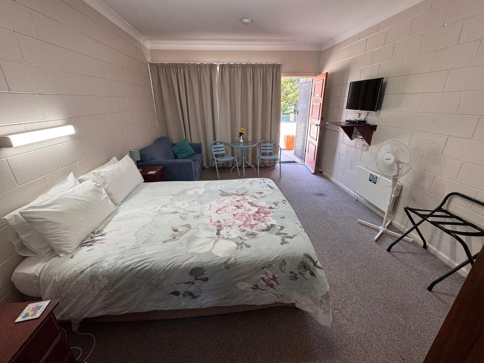 Alpine Country Motel Plus Free Coffee Cooma Bagian luar foto